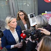 Socialdemokraternas partiledare Magdalena Andersson och Sverigedemokraternas Jimmie Åkesson anländer till torsdagens partiledardebatt i TV4.
