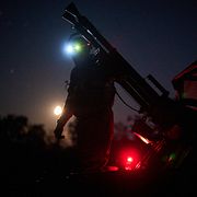 En ukrainsk soldat gör sig redo för att slå tillbaka mot en rysk drönarattack under lördagskvällen.