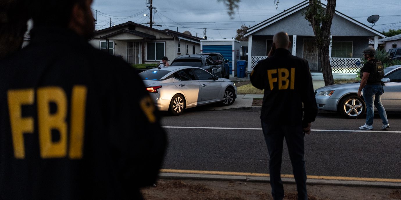 FBI-agenter i samband med en insats i Los Angeles tidigare i september.
