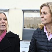 Centerledaren Elisabeth Thand Ringqvist (C) och Socialdemokraternas partiledare Magdalena Andersson (S), under en pressträff utanför ABB i Västerås i slutet av förra året.