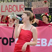 Protester mot utveckling av oljefältet Rosebank utanför parlamentet i London 24 juli i år.
