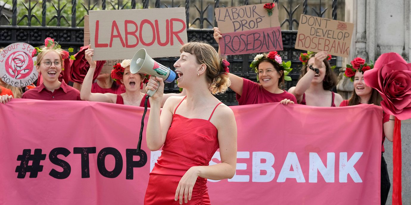 Protester mot utveckling av oljefältet Rosebank utanför parlamentet i London 24 juli i år.