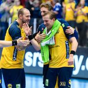 Sveriges Max Darj, Jesper Nielsen, Andreas Nilsson och Jim Gottfridsson jublar efter träningslandskampen i handboll mellan Sverige och Egypten. 