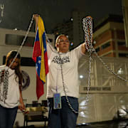 Anhöriga till politiska fångar i Venezuela demonstrerar i Caracas.