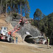 Räddningsarbete vid tunneln i Indien. Arkivbild från den 20 november.