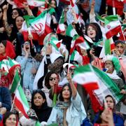 Iranska kvinnor på match i dag.