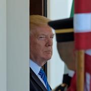 Donald Trump väntar på att Abu Dhabis kronprins ska anlända till Vita huset på tisdagen.