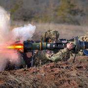 En ukrainsk soldat testskjuter ett anti-pansarvapen. 