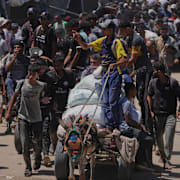 Människor vid matutdelningsplatser i Rafah. Arkivbild.