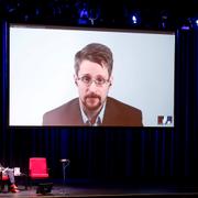 Edward Snowden när han pratat med journalister i Berlin i dag om sin bok. 