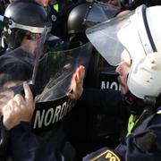 Demonstranter från Nordiska motståndsrörelsens (NMR) konfronteras av kravallpoliser vid demonstrationen i centrala Göteborg, 30 september 2017. 