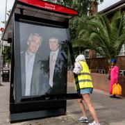 Aktivister sätter upp en poster på Trump och Epstein i London. 