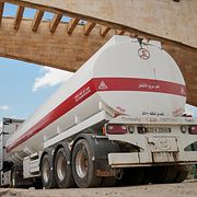 Olja fraktas nu landvägen sedan Iran skurit av möjligheten att använda Hormuzsundet. Här en oljetransport i Syrien.
