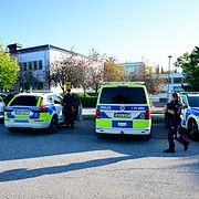 Polisen på plats utanför Brinellskolan.