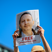 Den senaste bilden som Ahmadreza Djalali har kunnat smuggla ut från fängelset i Evin i Iran. Till höger en manifestation för hans frisläppande i Stockholm. 