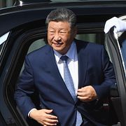 Xi Jinping anländer till välkomstceremonin i Bisjkek.