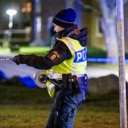 Polisen spärrar av vid brottsplatsen i Malmö.