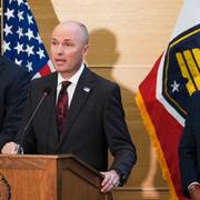 Utah:s guvernör Spencer Cox på en pressträff.