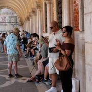 Turister har sökt skugga i Venedig.