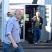 Skärmdump från ett videoklipp som Wikileaks själva publicerat. Julian Assange på väg till ett flygplan i London. 