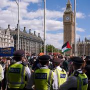 Polis ingriper vid pro-palestinsk demonstration i London, 9 augusti 2025. 