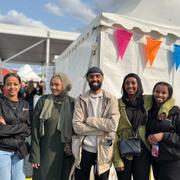 Mohamed Ahmed, tidigare verksamhetsledare i kulturhuset Blå huset i Tensta, tillsammans med medlemmar ur fotbollsföreningen Tenstaflickorna.