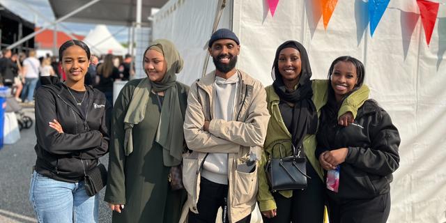 Mohamed Ahmed, tidigare verksamhetsledare i kulturhuset Blå huset i Tensta, tillsammans med medlemmar ur fotbollsföreningen Tenstaflickorna. Josefin Pehrson
