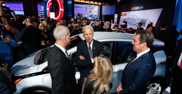 Biden framför en elbil från General Motors. Paul Sancya / AP