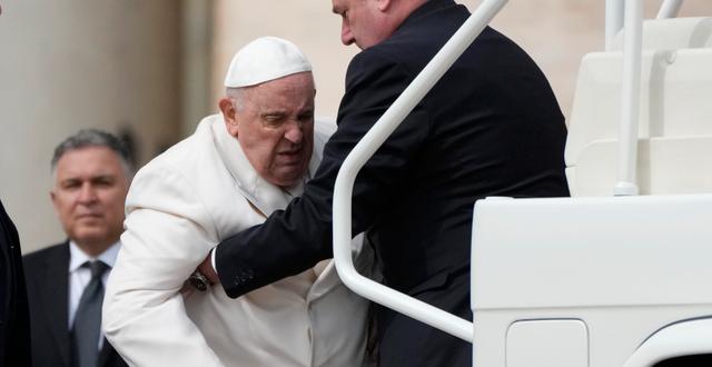 Påven får hjälp in i sin bil efter sin audiens den 29 mars. Alessandra Tarantino / AP