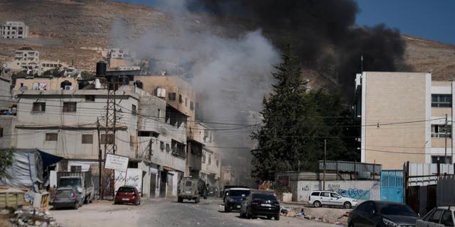 Rök kommer från en militärattack i Nablus under måndagen.  Majdi Mohammed / AP