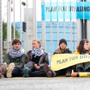 Greta Thunberg och aktivister från Extinction rebellion på oljeterminalen.