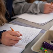 Elever räknar matematik i klassrum.