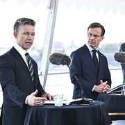 Försvarsminister Pål Jonson (M), statsminister Ulf Kristersson (M), och överbefälhavare Michael Claesson under en pressträff ombord på Visbykorvetten HMS Härnösand.