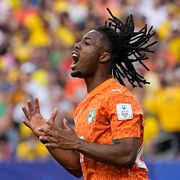 Elye Wahi (höger) i matchen mot Ecuador.