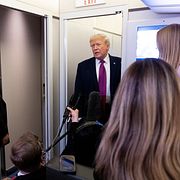 Donald Trump pratar med reportrar på Air force one.