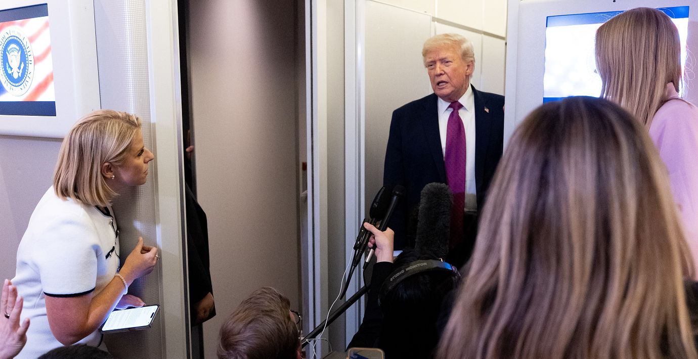 Donald Trump pratar med reportrar på Air force one.