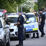 Polisen på plats efter knivattacken i Ängelholm.