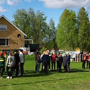 Under hela dagen kom folk från när och fjärran för att hjälpa till.