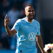 Isaac Kiese Thelin jublar efter sitt andra mål. 