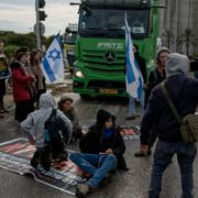 Demonstranter blockerade vägen för bistånd till Gaza i februari.