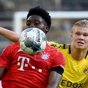 Alphonso Davies och Erling Braut Haaland i kamp om bollen