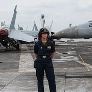 Arkivbild: En officer på flygdäcket på USS Abraham Lincoln vid en mediarundtur i samband med ett besök i Malaysia 2024.