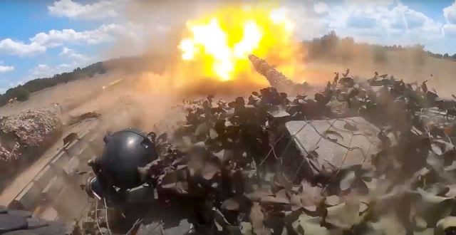 En stridsvagn som tillhör en separatistisk rysklojal milis avlossar ett skott. Rysslands försvarsdepartement via AP