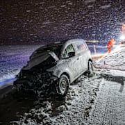 En bil bärgas från riksväg 17 utanför Landskrona på torsdagskvällen.