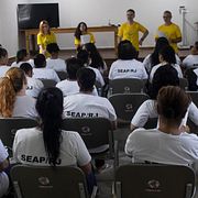 En grupp deltar i läsprogrammet på kvinnofängelset Djanira Dolores de Oliveira i Rio de Janeiro.