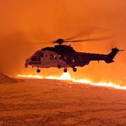 Isländska kustbevakningens helikopter på plats vid utbrottet.