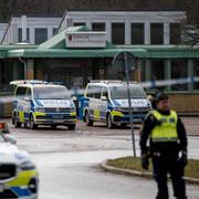 Polis utanför skolan i Örebro där en 35-årig man tros ha dödat 11 personer, inklusive sig själv, på tisdagen.