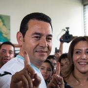 Jimmy Morales röstar tillsammans med sin fru Hilda Patricia Morales.