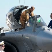 En pilot i cockpiten till ett Rafale F4-plan.