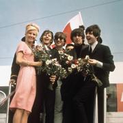  The Beatles på Arlanda 1964 inför en konsert på Stockholms Isstadion. Från vänster: Mälardrottningen,  Ringo Starr, John Lennon, George Harrison och Paul McCartney. 